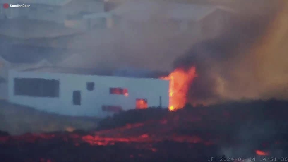 Lava atinge prédio em Grindavik / Reuters