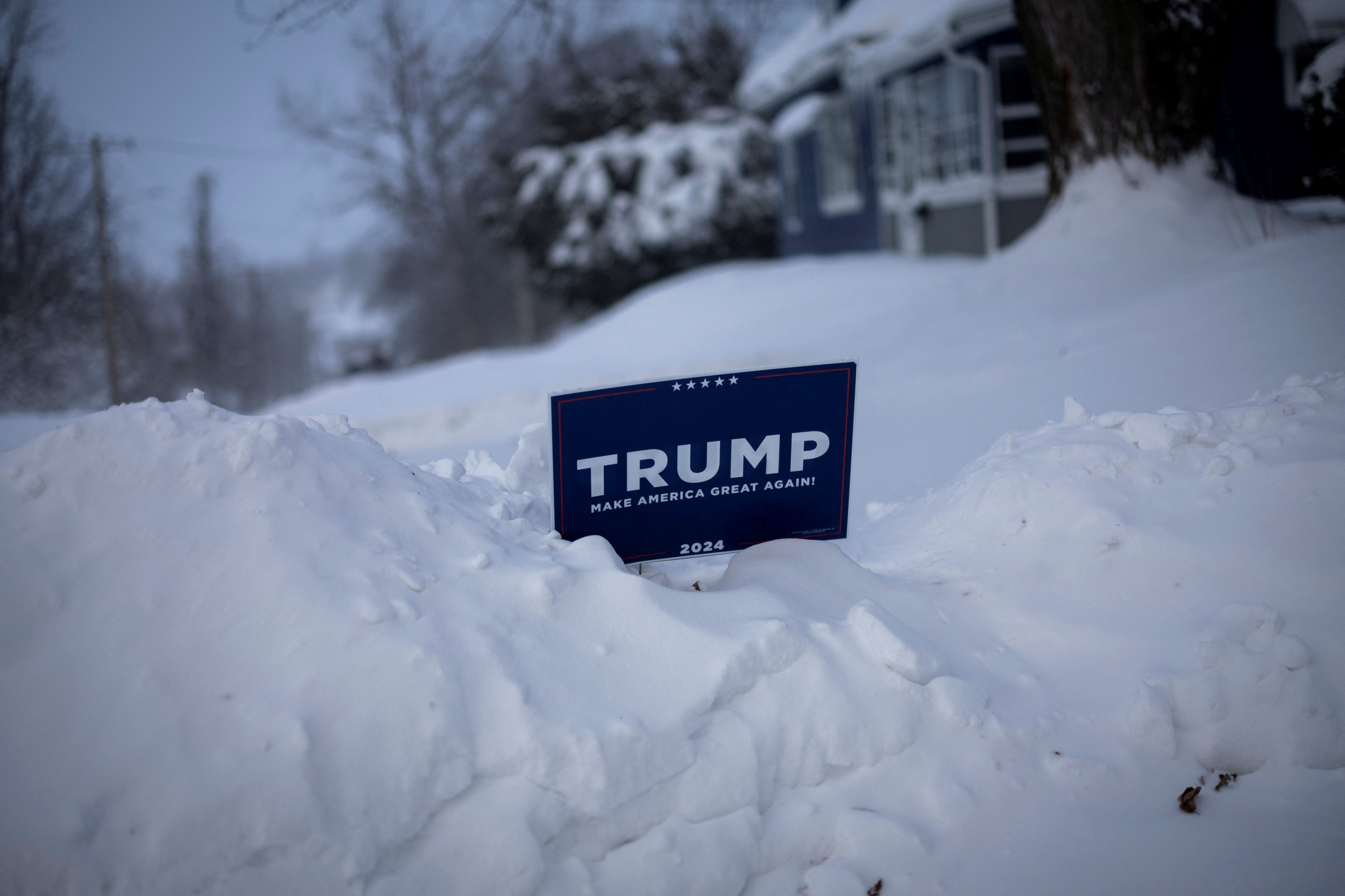 Cartaz da campanha de Donald Trump antes de caucus republicano em Iowa