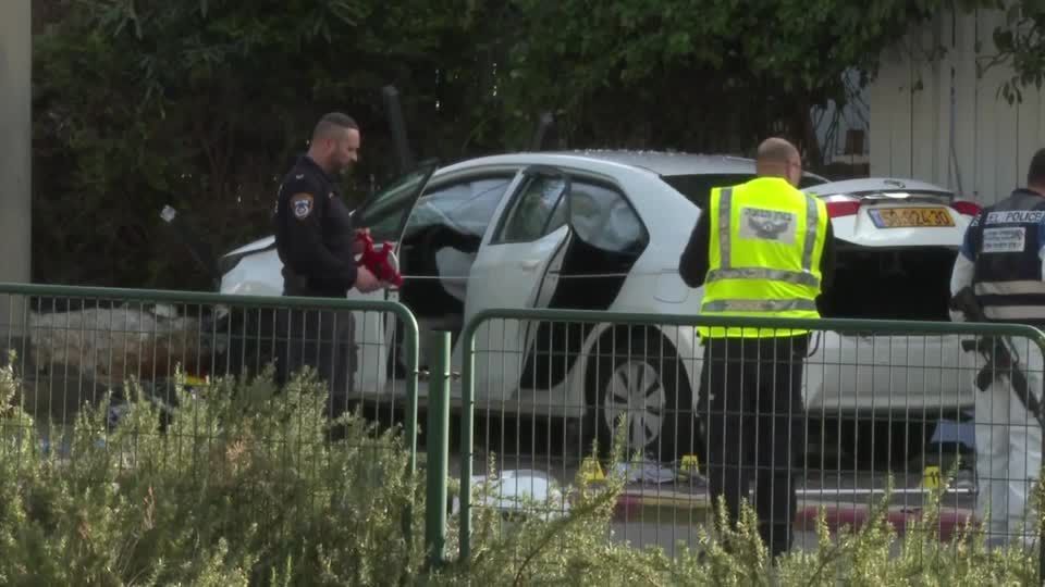 Dois palestinos matam uma mulher e ferem 17 em ataques com carros em Israel, diz a polícia