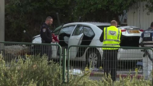 Dois palestinos matam mulher e ferem 12 pessoas em ataques com carros em Israel