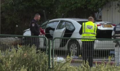 Dois palestinos matam mulher e ferem 12 pessoas em ataques com carros em Israel