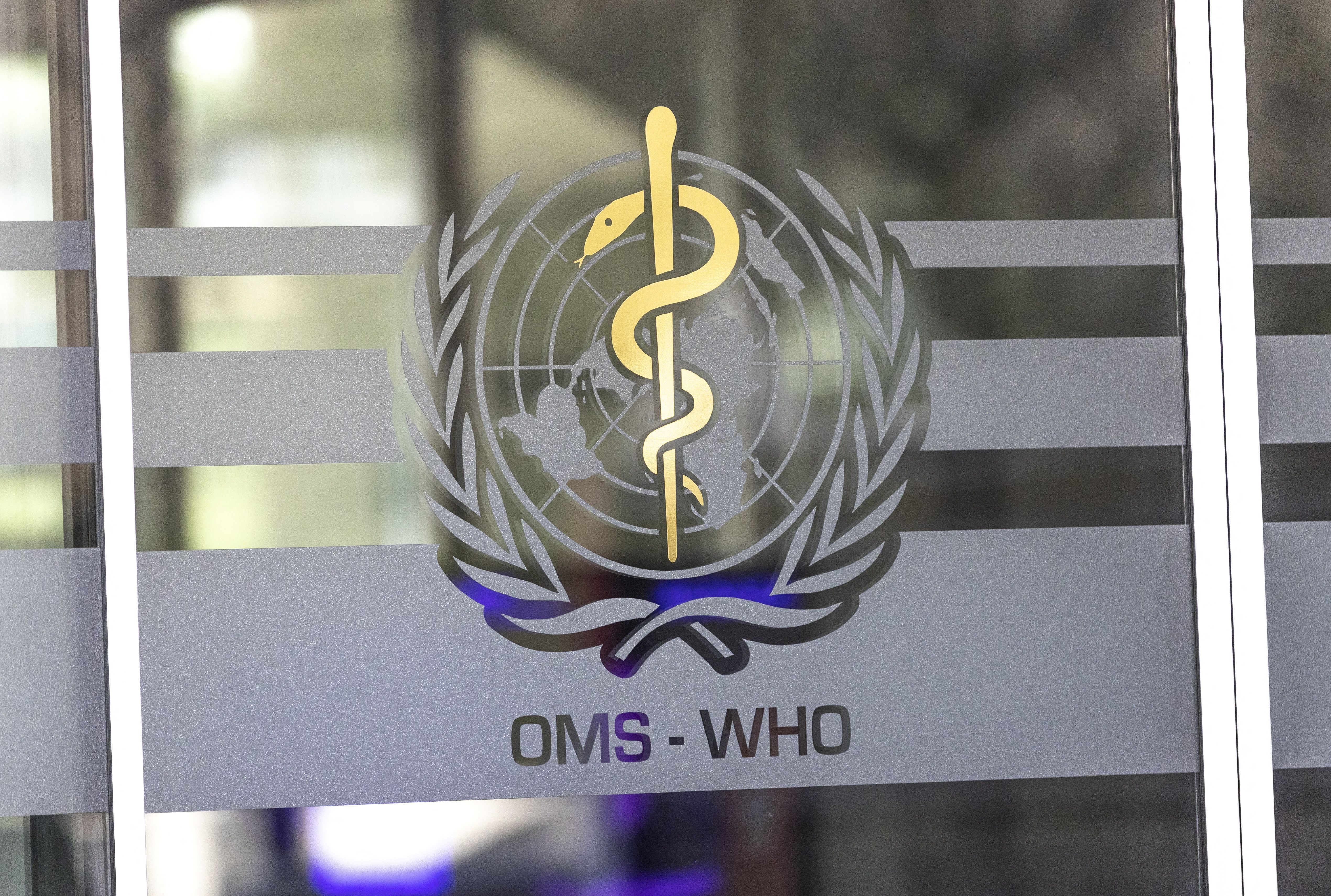 Logo da OMS na sede da entidade, em Genebra