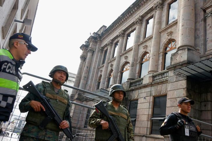 Soldados e policiais montam guarda após onda de violência em todo o país