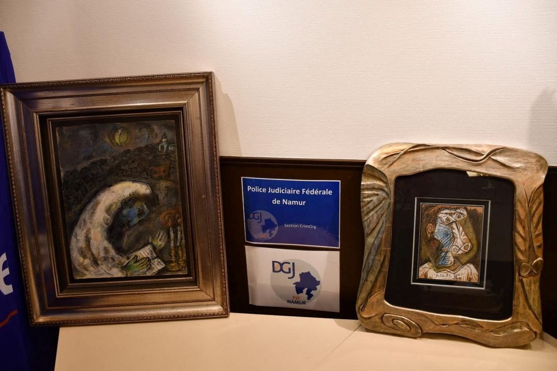 Duas pinturas roubadas de Picasso e Chagall encontradas na cidade belga de Antuérpia são vistas nesta imagem de folheto sem data