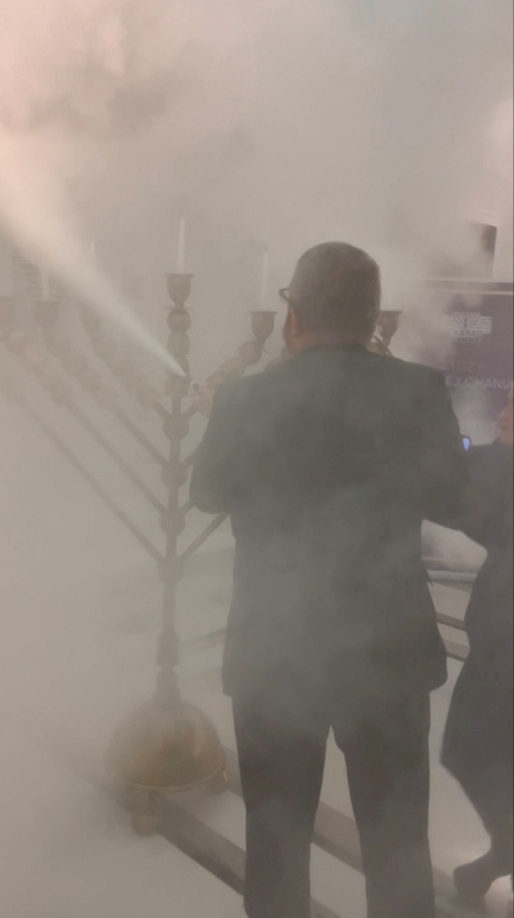 Parlamentar Grzegorz Braun apaga velas da cerimônia judaica do Hanukkah no Parlamento da Polônia