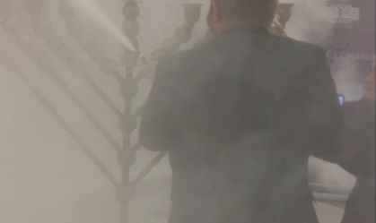 Parlamentar polonês que apagou velas do Hanukkah perde imunidade
