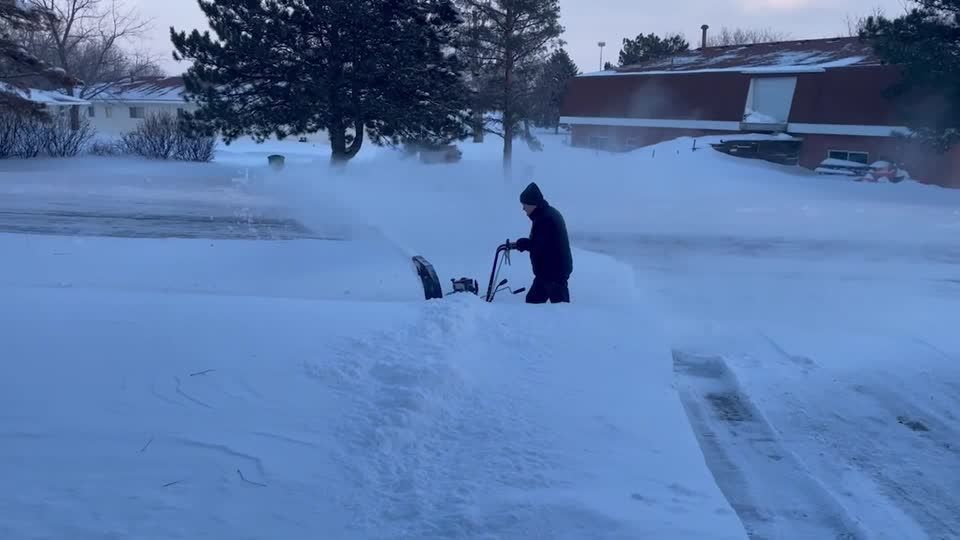 Forte tempestade de inverno despeja neve espessa sobre Nebraska, nos Estados Unidos
