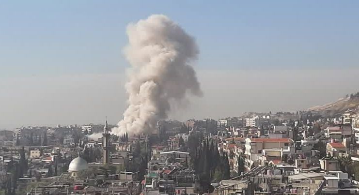 Foto mostra fumaça subindo em local de Damasco, na Síria, que foi alvo de um provável ataque israelense, segundo a mídia estatal síria.