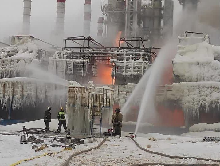 Bombeiros tentam apagar chamas em terminal portuário russo no Mar Báltico