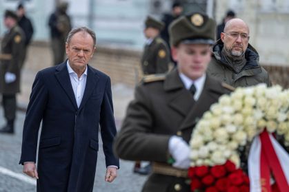 Primeiro-ministro da Polônia, Donald Tusk, e primeiro-ministro da Ucrânia, Denys Shmyhal, visitam memorial em Kiev