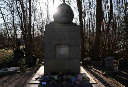 Túmulo de Karl Marx no Highgate Cemetery, em Londres