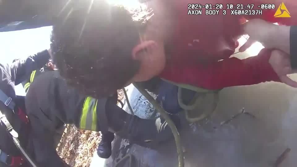 Vídeo fornecido pelo Departamento de Polícia de Jonesboro mostra o dramático resgate de uma criança que caiu em um lago congelado