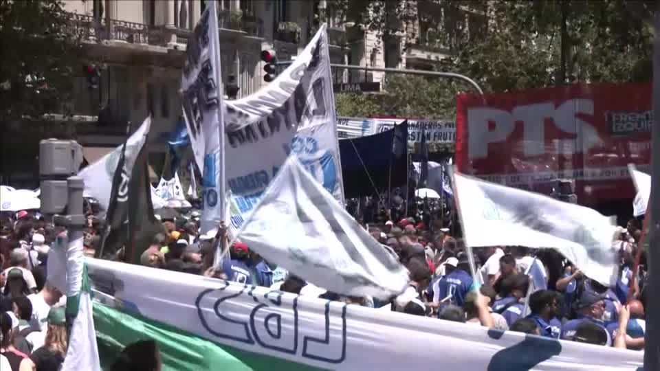 Milhares de pessoas aderem à greve geral contra o governo de Javier Milei, em Buenos Aires