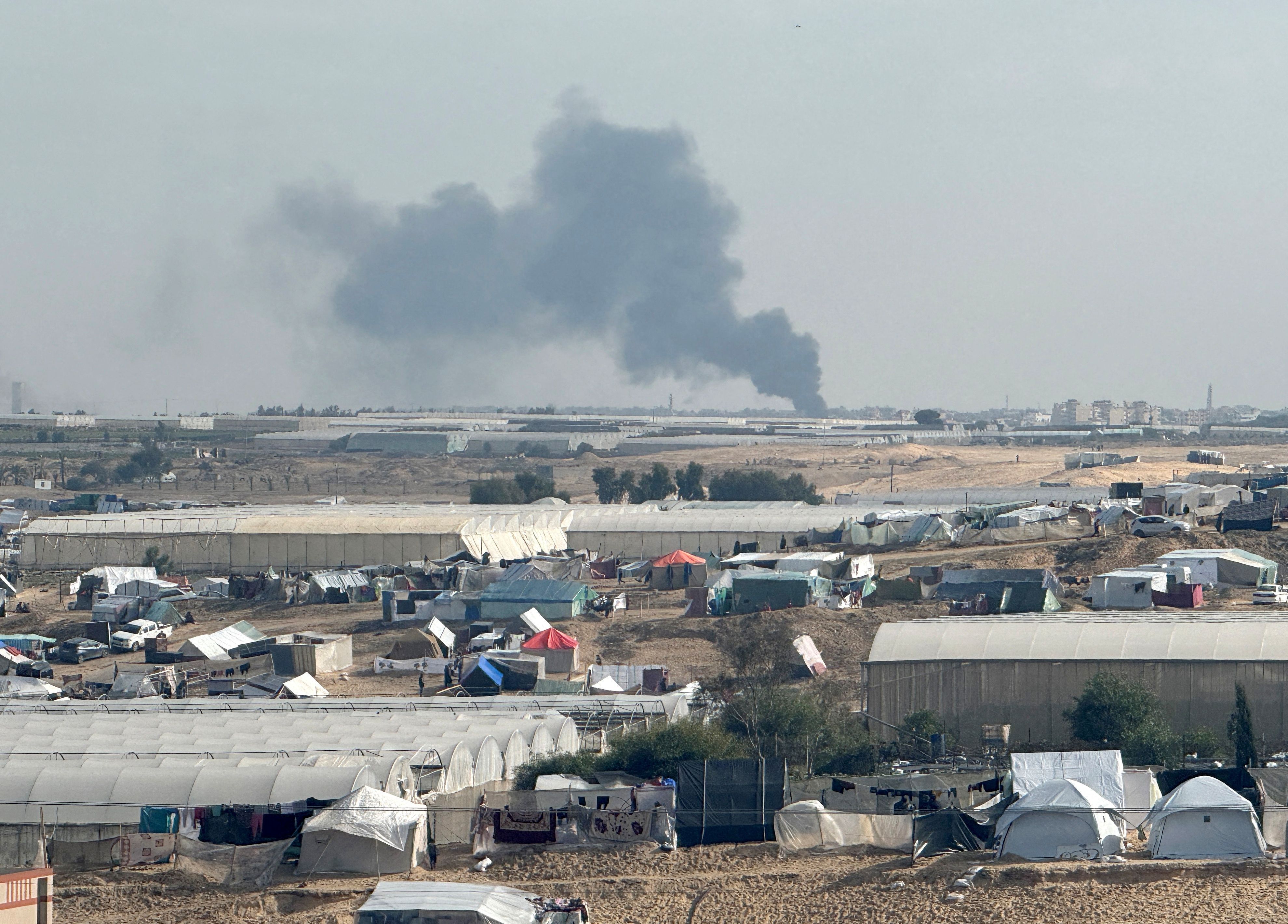 Fumaça é vista durante operação terrestre israelense em Khan Younis