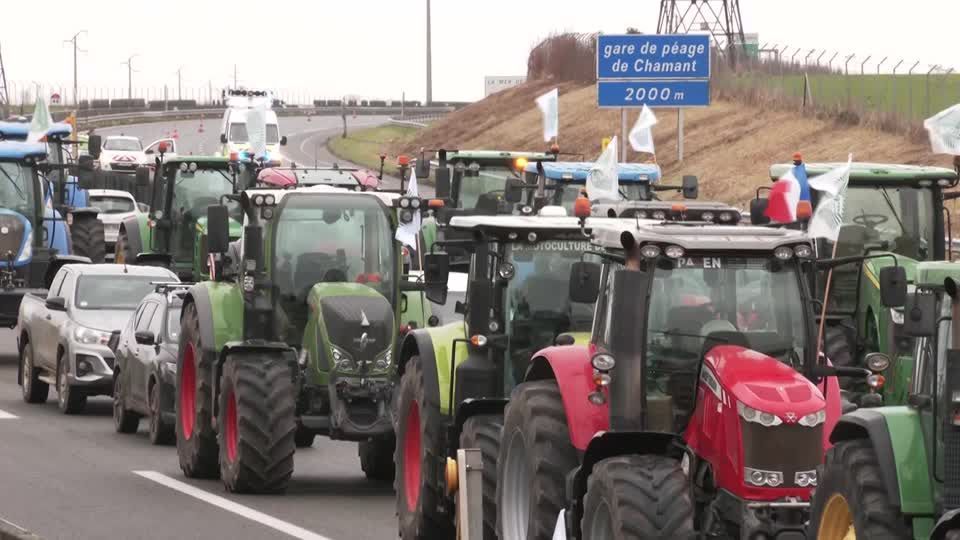 Protesting French farmers block highway outside Paris