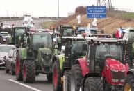 Agricultores franceses protestam pelo segundo dia seguido com bloqueios em estradas