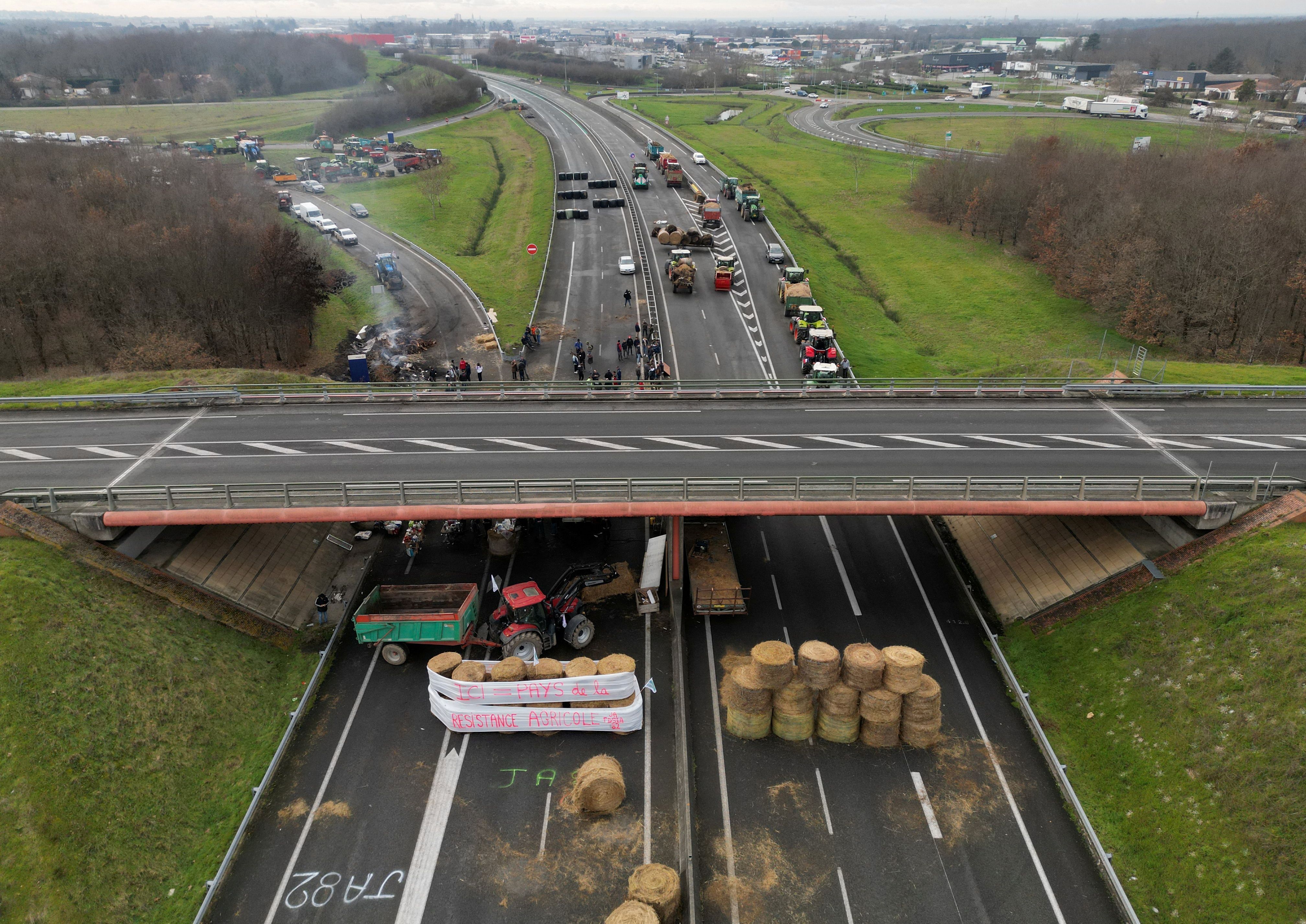 Protestos de agricultores na França bloqueiam estradas