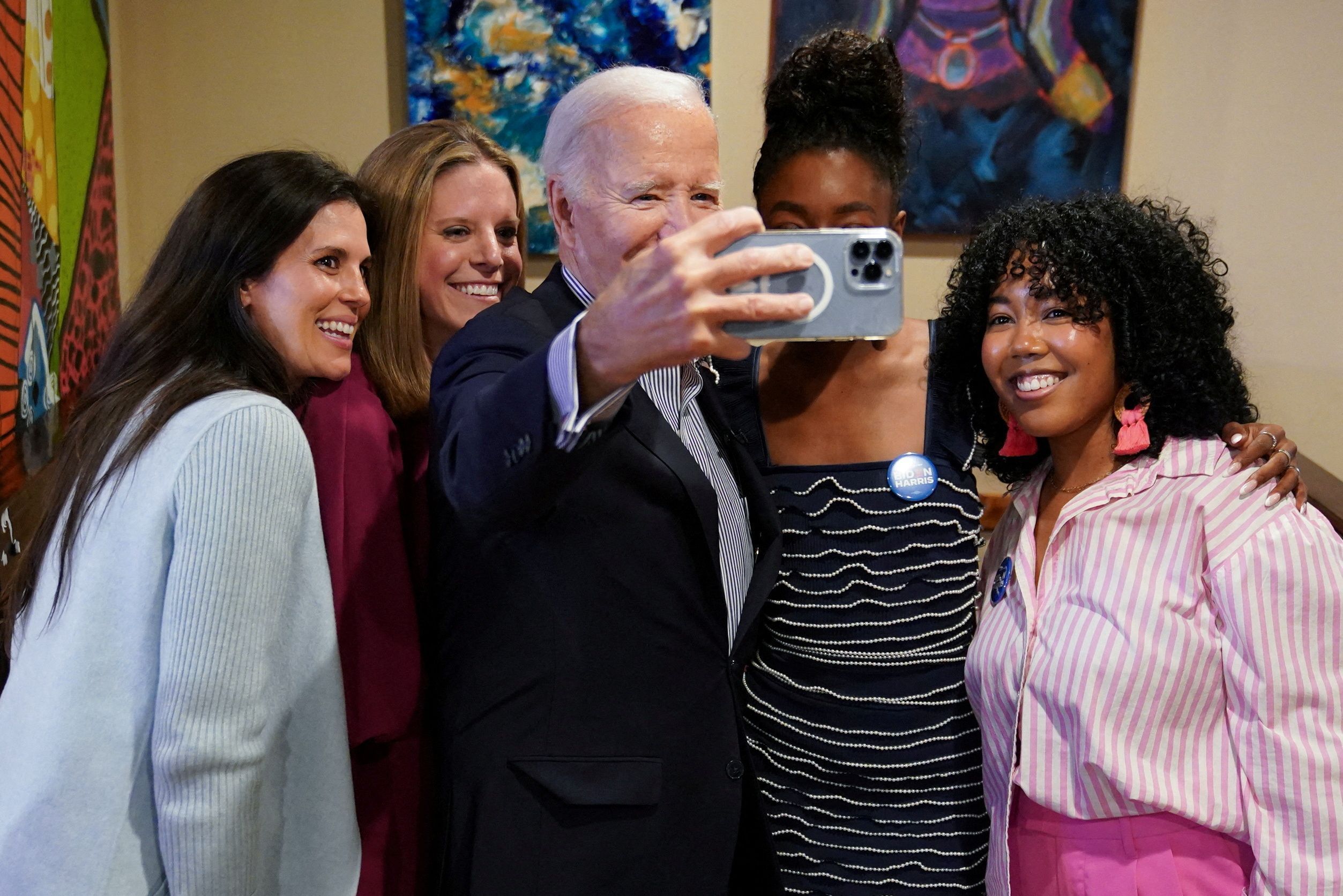 Biden tira selfie em restaurante durante sua visita a Charleston, Carolina do Sul