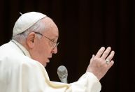 Papa Francisco está trabalhando e condição melhora lentamente, diz Vaticano