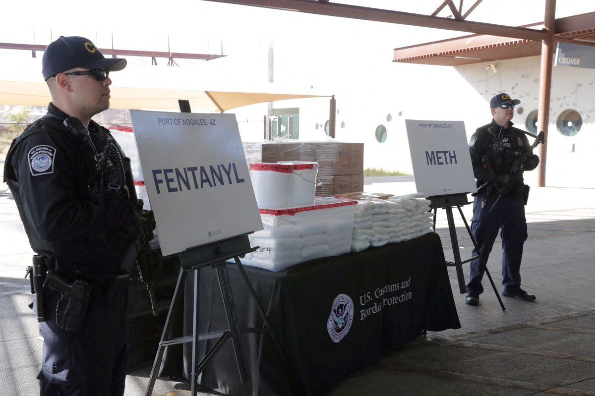 FOTO DE ARQUIVO: Foto da Alfândega e Proteção de Fronteiras dos EUA de pacotes de fentanil, principalmente em pó e metanfetamina, que a Alfândega e Proteção de Fronteiras dos EUA dizem ter apreendido de um caminhão que atravessava o México para o