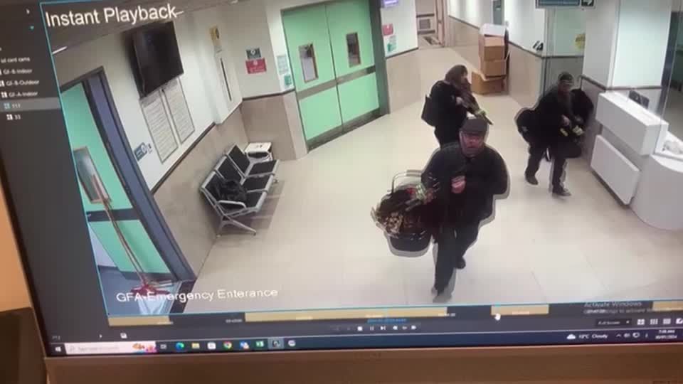 Momento em que soldados israelenses dirfarçados de civis e de equipe médica entra em local de hospital na Cisjordânia