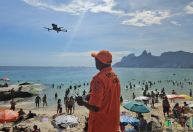 Bombeiros usam drones para evitar afogamentos no Rio de Janeiro