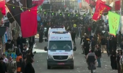 Ambulâncias deixam o local da explosão.