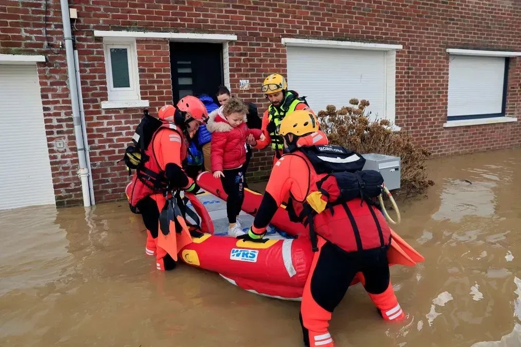 As equipes de resgate evacuam os moradores locais de barco enquanto o rio Aa transborda em Arques, perto de Saint-Omer, depois que fortes chuvas causaram inundações no norte da França em 3 de janeiro. / Pascal Rossignol/Reuters