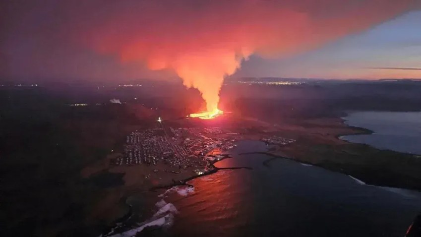 Esta é a segunda erupção vulcânica que a Península de Reykjanes vê em questão de semanas. / Reuters
