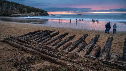 Foto dos destroços da escuna que naufragou há 112 anos no Maine, Estados Unidos