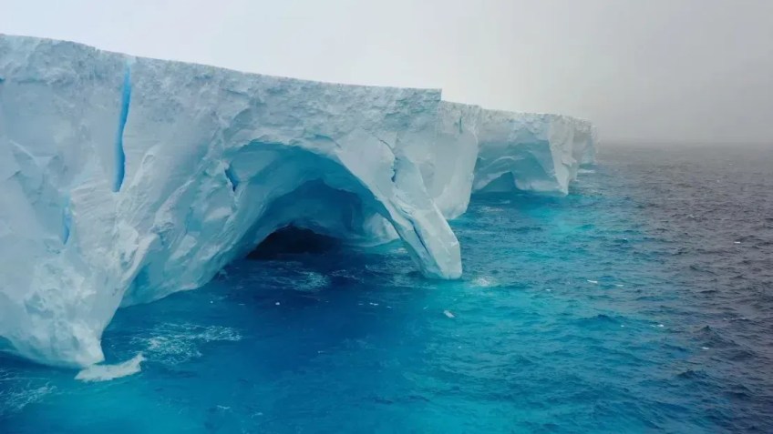 Enormes cavernas e longas rachaduras irregulares podem ser vistas no iceberg A23a / Richard Sidey/Eyos Expeditions