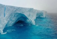 Maior iceberg do mundo está em movimento mais uma vez