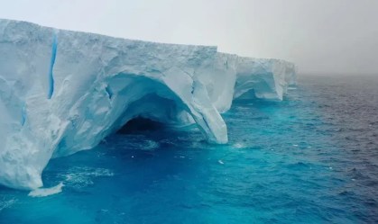 Maior iceberg do mundo está em movimento mais uma vez