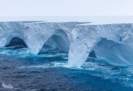 Veja fotos impressionantes de cavernas abertas no maior iceberg do mundo após derretimento