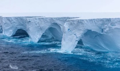 Veja fotos impressionantes de cavernas abertas no maior iceberg do mundo após derretimento