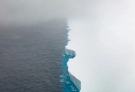 Maior iceberg do mundo encalha na Geórgia do Sul