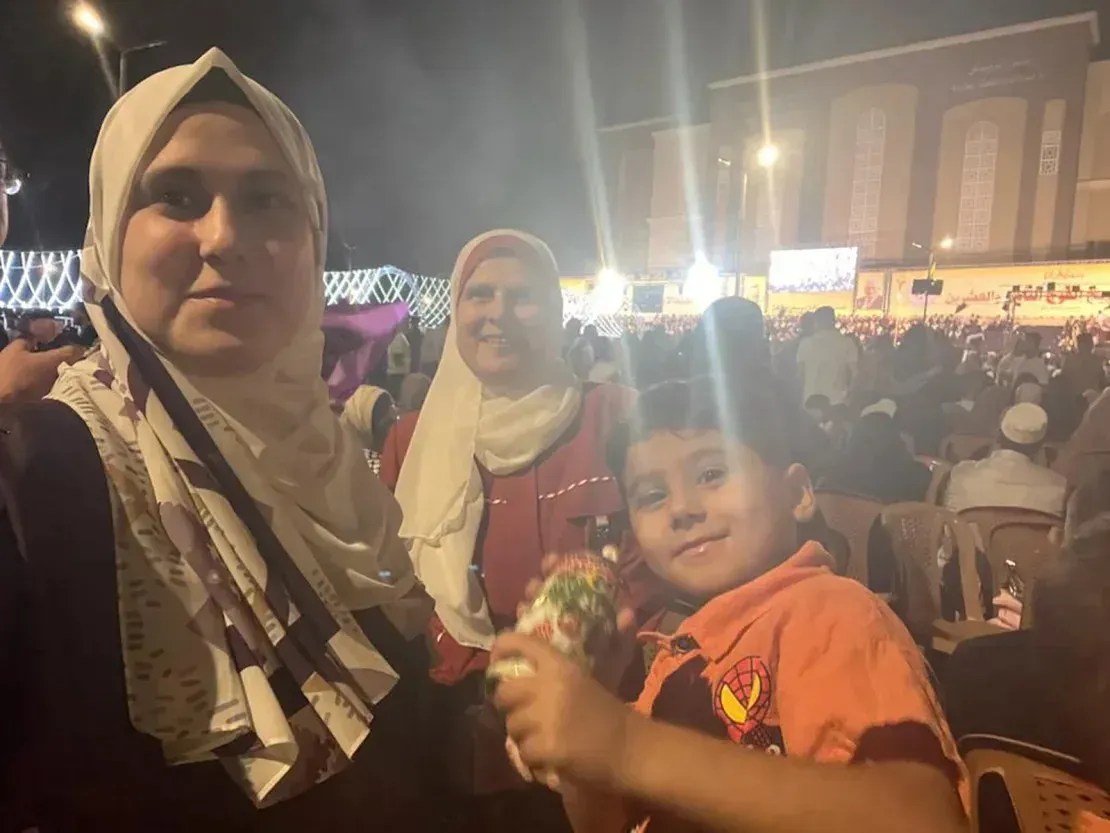 Tayem, à direita, com a mãe, Heba, à esquerda, e a avó, Hala, ao centro, a quem as crianças chamavam de Teta / Arquivo Pessoal/Família Khreis