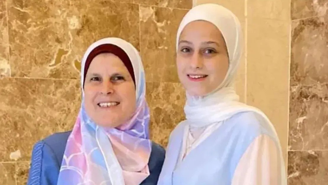Sara Khreis com sua mãe, Hala, em Gaza / Arquivo Pessoal/Família Khreis
