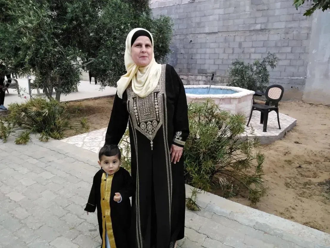 Uma antiga foto de família de Hala com seu neto, Tayem, que agora tem 5 anos. Eles estavam de mãos dadas quando ela foi baleada em Gaza / Arquivo Pessoal/Família Khreis