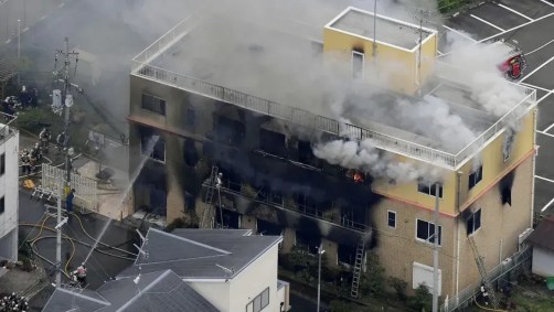 Bombeiros combatem um incêndio no estúdio Kyoto Animation em Kyoto, Japão, em 18 de julho de 2019.