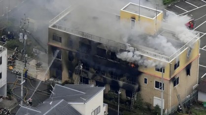 Bombeiros combatem um incêndio no estúdio Kyoto Animation em Kyoto, Japão, em 18 de julho de 2019.