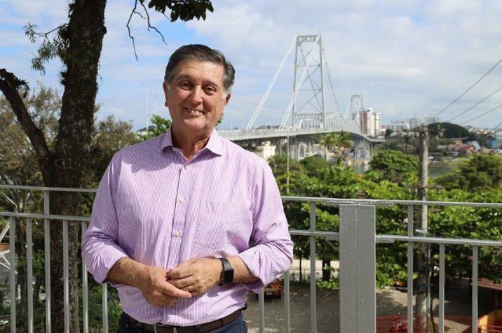 Topázio Neto, atual prefeito de Florianópolis, disputa a reeleição / Reprodução/Facebook