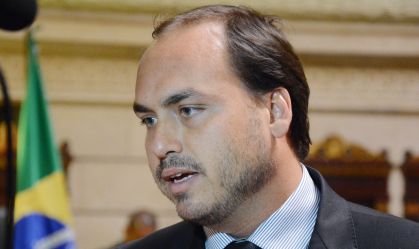 Carlos Bolsonaro diz que Moraes está "decidido a matar Bolsonaro"