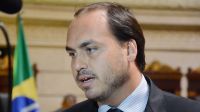 Carlos Bolsonaro diz que Flávio não repetirá "pequenos erros" do pai