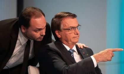 Bolsonaro pensa em lançar candidatura de Carlos ao Senado em 2026