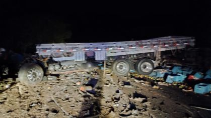 Caminhão que carregava mangas bateu em ônibus na BR-324, na Bahia