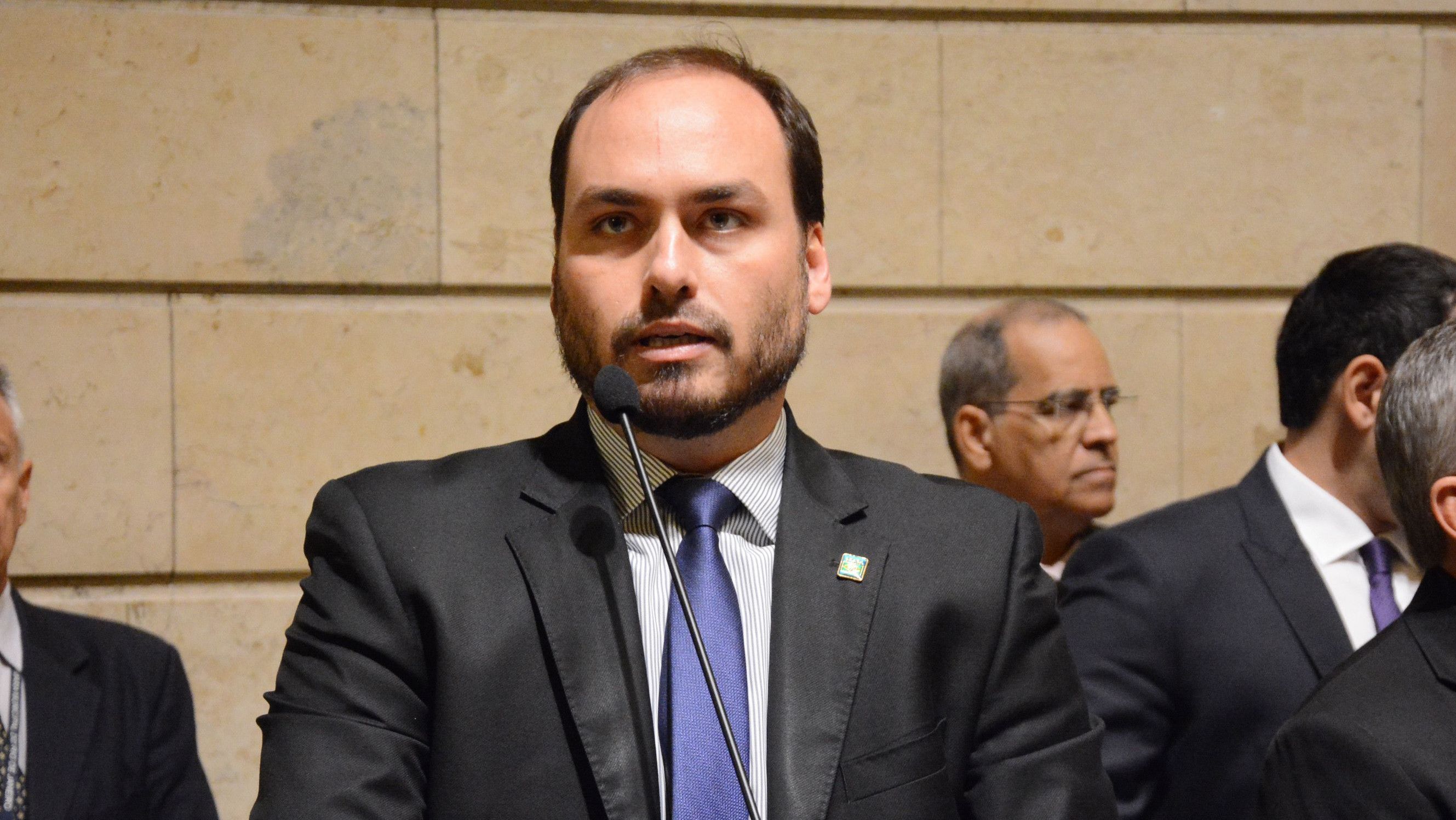 Imagem de destaque do post: Carlos critica demora na autorização de exames médicos de Bolsonaro