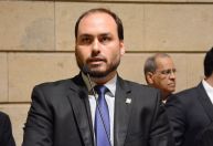 Carlos critica demora na autorização de exames médicos de Bolsonaro