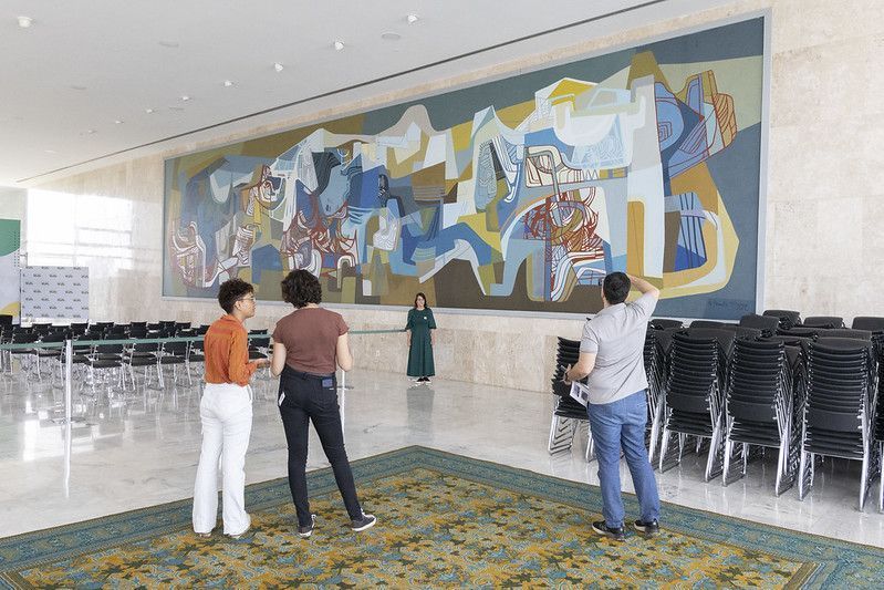 Visitantes conhecem os interiores do Palácio do Planalto