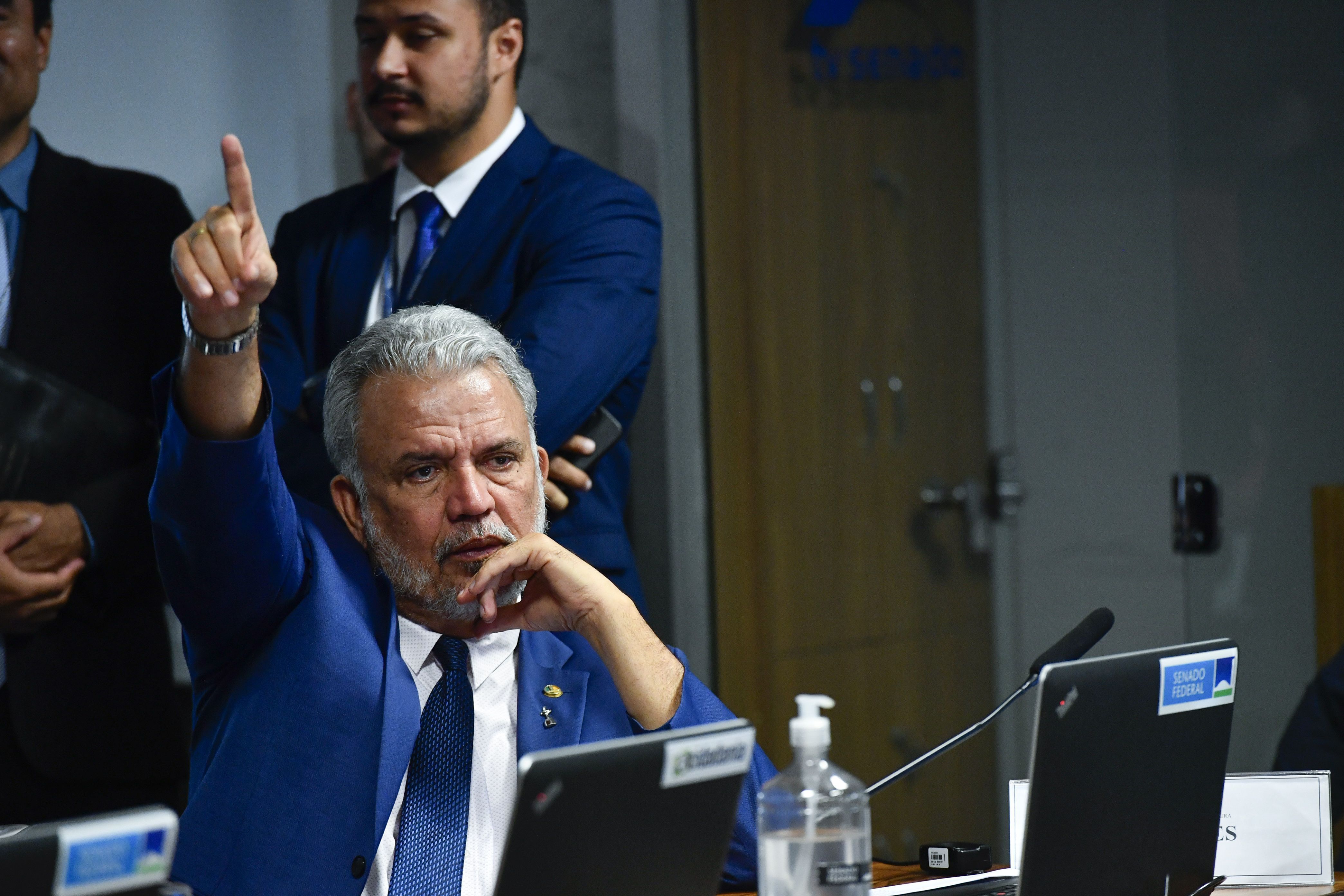 O senador Sérgio Petecão (PSD-AC) durante sessão de comissão